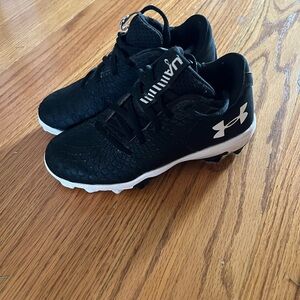 Under Armour Black Athletic Cleats with White Logo.fits a 5 year old.